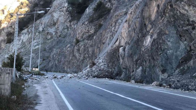 Artvin-erzurum Karayolu Heyelan Nedeniyle Ulaşıma Kapandı