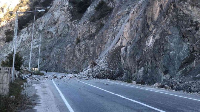 Artvin-erzurum Karayolu Heyelan Nedeniyle Ulaşıma Kapandı