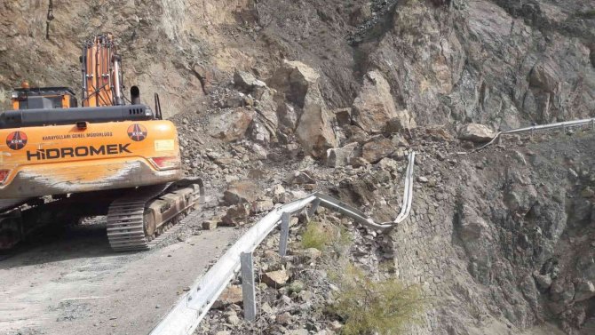 Artvin’de Heyelan Nedeniyle Bir Köy Yolu Ulaşıma Kapandı