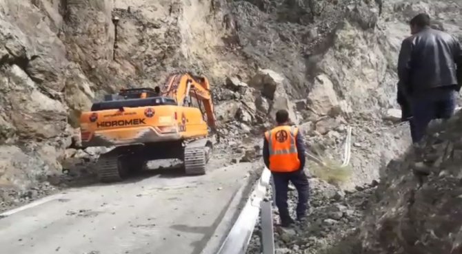 Artvin’de Heyelan Nedeniyle Bir Köy Yolu Ulaşıma Kapandı