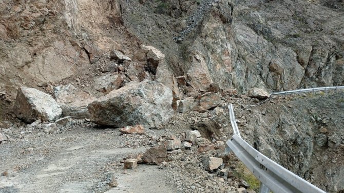 Artvin’de Heyelan Nedeniyle Bir Köy Yolu Ulaşıma Kapandı