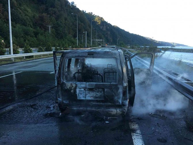 Artvin’de Seyir Halindeki Araç Yandı