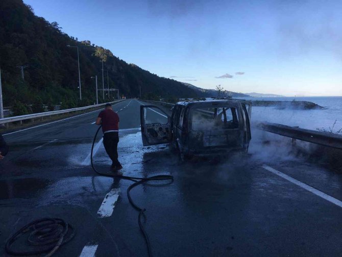 Artvin’de Seyir Halindeki Araç Yandı
