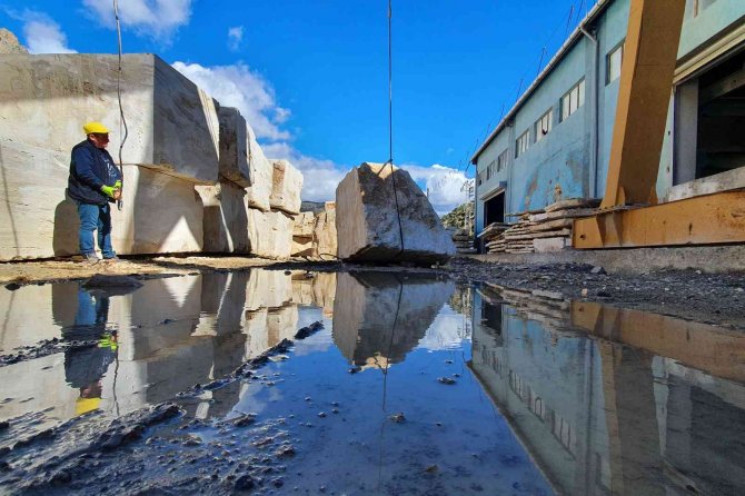 Memurluğu Bırakıp Mermer Fabrikasının Başına Geçti