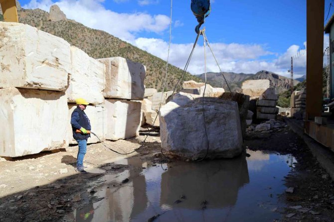 Memurluğu Bırakıp Mermer Fabrikasının Başına Geçti