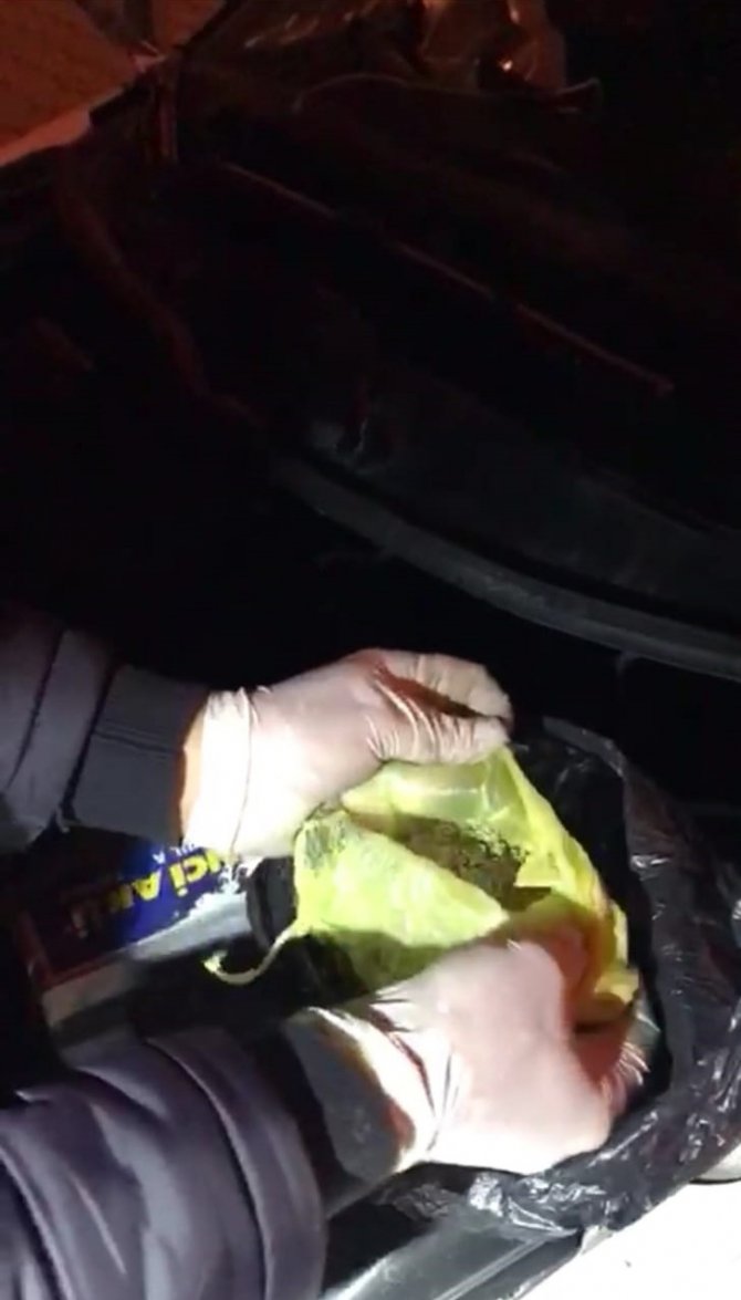 Otomobilin Motor Bölümünde Sakladıkları Uyuşturucu İle Yakalandılar