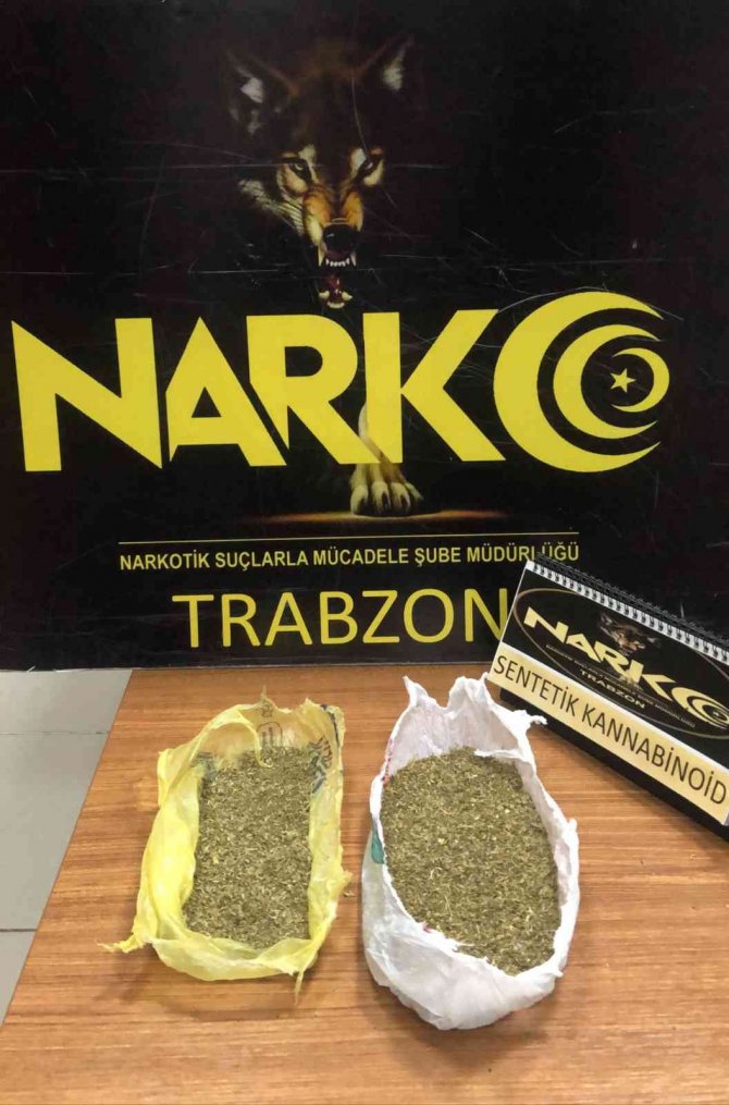 Otomobilin Motor Bölümünde Sakladıkları Uyuşturucu İle Yakalandılar