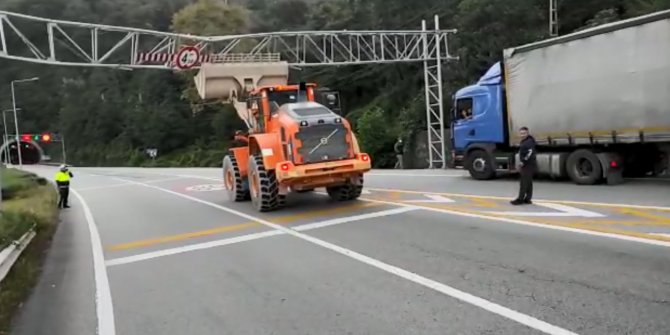 Tır’ın Dorsesi Tabelaya Takıldı