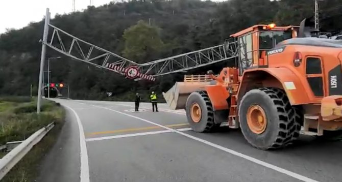 Tır’ın Dorsesi Tabelaya Takıldı