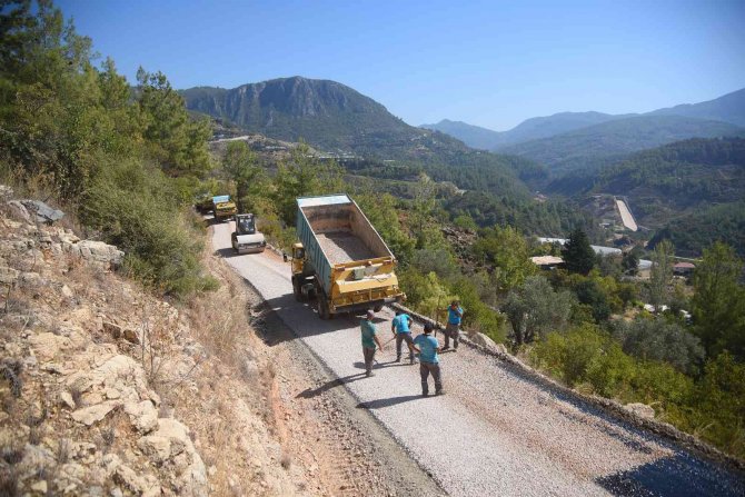 Alanya Belediyesinden İki Mahalleye Asfalt Çalışması