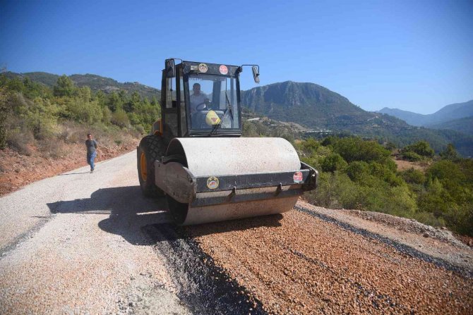 Alanya Belediyesinden İki Mahalleye Asfalt Çalışması