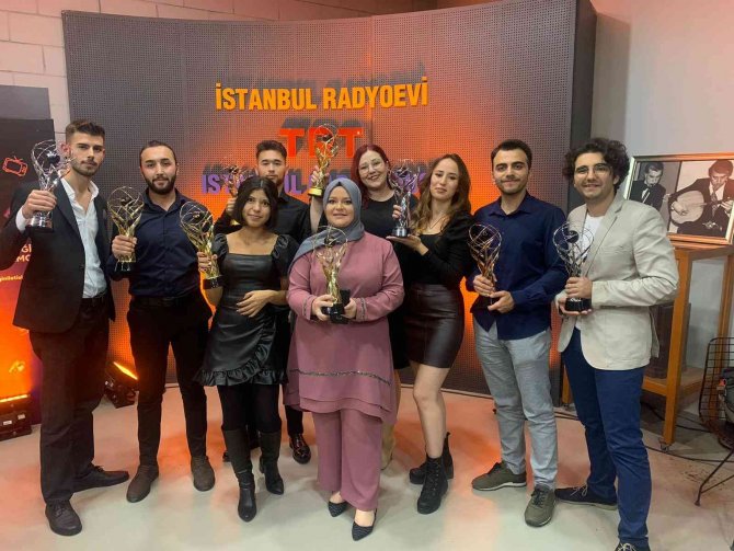 Adü Öğrencisi Demir, ’Trt Geleceğin İ̇letişimcileri Yarışması’nda Üçüncü Oldu