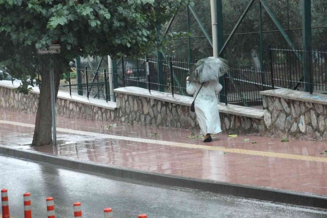 Aydın’da Beklenen Sağanak Yağış Başladı