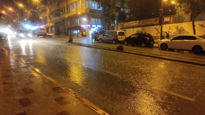 Bandırma’da Sağanak Etkili Oldu