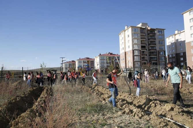 Bayburt Üniversitesinde Ağaç Dikimi Etkinliği