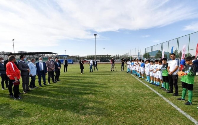 Uyafa Seçmelerinde Dereceye Giren Sporculara Vali Karaloğlu Kupalarını Verdi