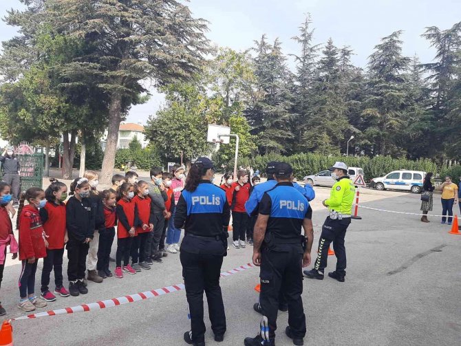 Minikler Akülü Arabalarla Trafiği Öğreniyor