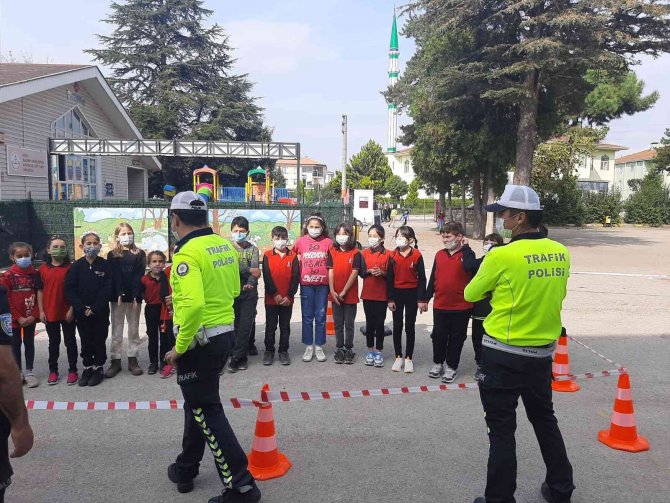 Minikler Akülü Arabalarla Trafiği Öğreniyor