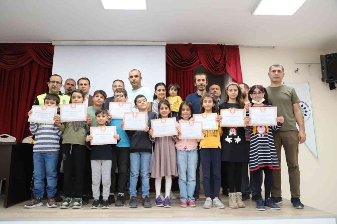 Kahta’daki Üstün Yetenekli Öğrencilere Sertifikaları Verildi