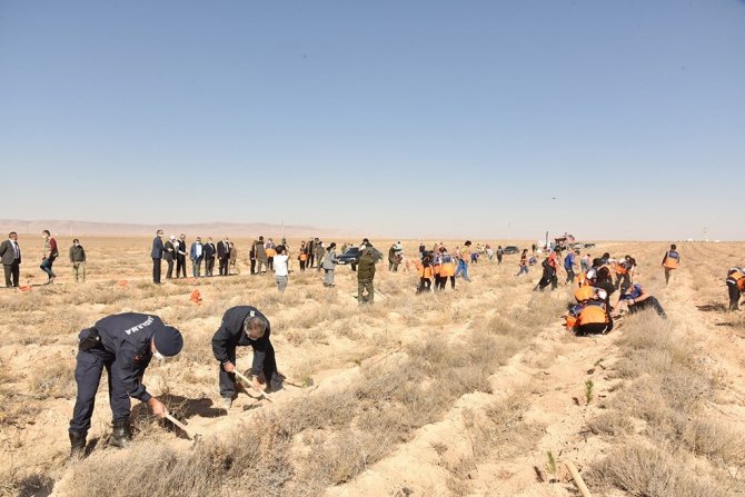 Karaman’da Afet Risklerinin Azaltılması Gününde Fidanlar Toprakla Buluşturuldu