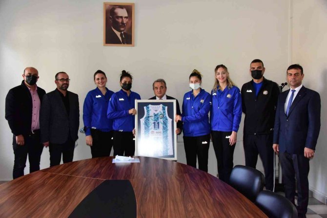 Kaymakam Öztürk’e Voleybolculardan Ziyaret