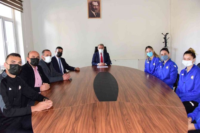 Kaymakam Öztürk’e Voleybolculardan Ziyaret