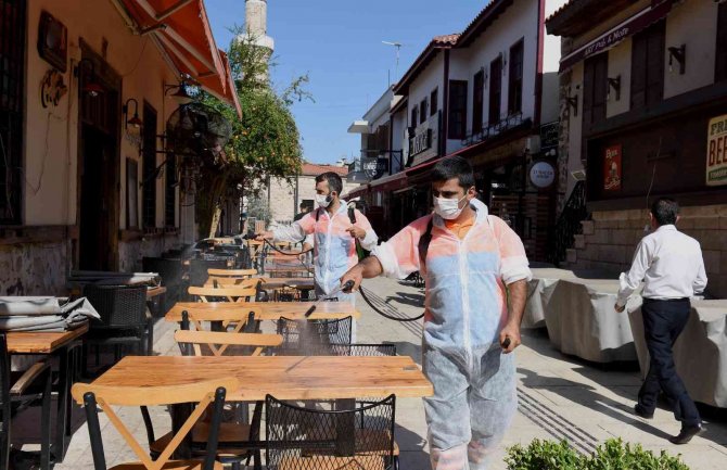 Muratpaşa Belediyesi’nden Festival Öncesi Kaleiçi’nde Dezenfekte Çalışması
