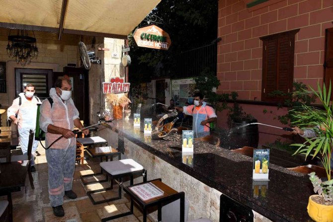Muratpaşa Belediyesi’nden Festival Öncesi Kaleiçi’nde Dezenfekte Çalışması