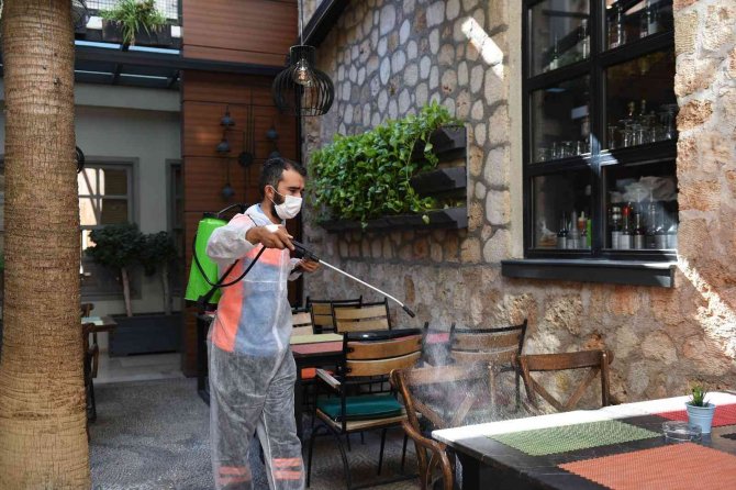 Muratpaşa Belediyesi’nden Festival Öncesi Kaleiçi’nde Dezenfekte Çalışması