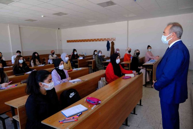 Hasret Bitti, Öğrencileri İle Buluştu