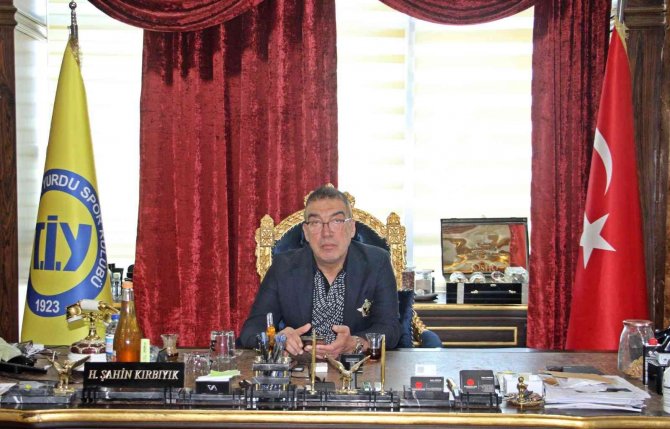 Tarsus İ̇dman Yurdu Başkanı Şahin Kırbıyık: “Forması Terlemeden Sahadan Çıkanları Gördüm”