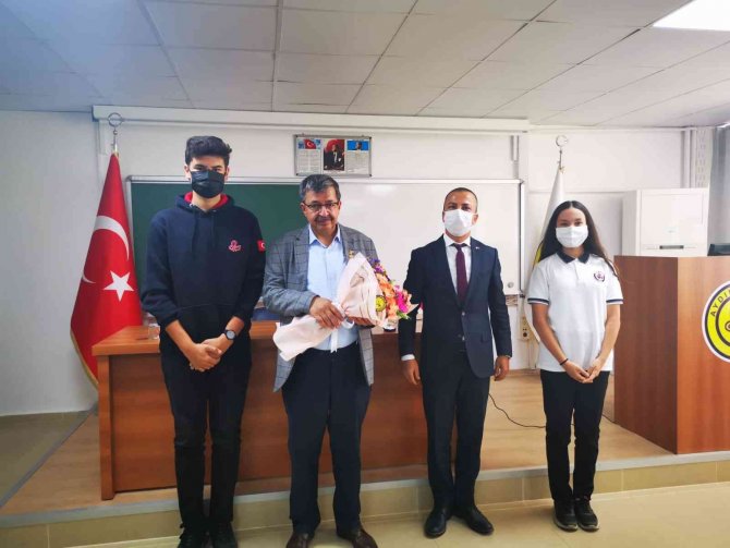 Tarihçi Yazar Hayati İ̇nanç Mezun Olduğu Aydın Lisesi’ndeki ’Kariyer Günleri’ne Konuk Oldu