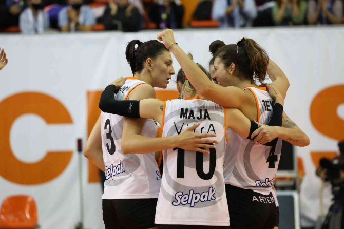 Sultanlar Ligi: Eczacıbaşı Dynavit: 2 - Vakıfbank: 3