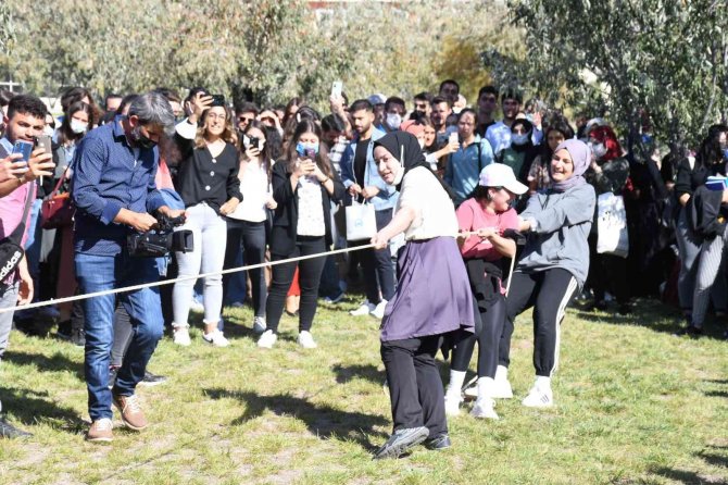 İ̇ğde Hasat Şenliğinde İğde Toplayıp Kıyasıya Yarıştılar