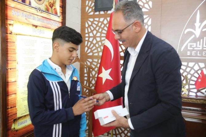 Başkan Kuş, İ̇stanbul’da Derece Yapan Sporcuyu Ödüllendirdi