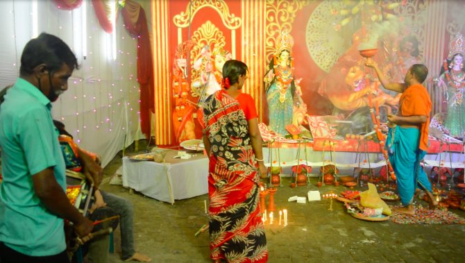 Bangladeş’te ’Durgapuja’ Kutlamaları Renkli Görüntülerle Sürüyor