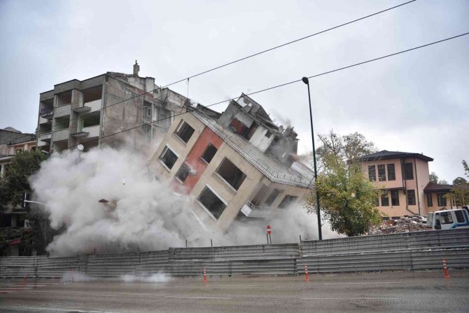 Bursa’da Tarihi Gölgeleyen 5 Katlı Bina Böyle Yıkıldı