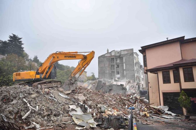 Bursa’da Tarihi Gölgeleyen 5 Katlı Bina Böyle Yıkıldı