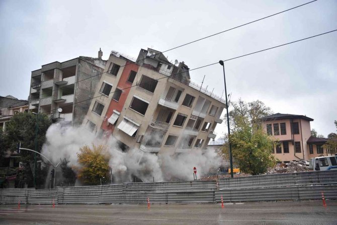 Bursa’da Tarihi Gölgeleyen 5 Katlı Bina Böyle Yıkıldı