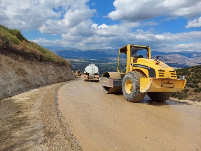 Büyükşehir 15 Farklı Noktada Yol Yapım Çalışmalarına Devam Ediyor