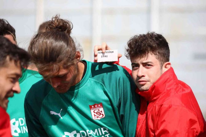 Sivasspor’da Kaleci Emre Satılmış’a Sürpriz Doğum Günü Kutlaması