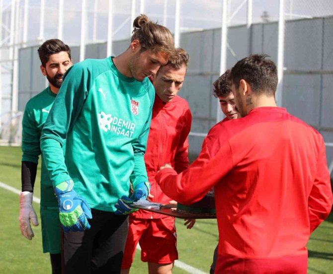 Sivasspor’da Kaleci Emre Satılmış’a Sürpriz Doğum Günü Kutlaması