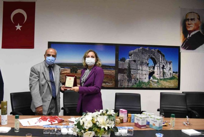 Rektör Çakar, Tıbbi Ve Aromatik Bitki Yetiştiriciliğini Anlattı
