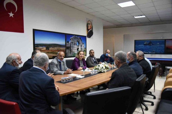 Rektör Çakar, Tıbbi Ve Aromatik Bitki Yetiştiriciliğini Anlattı