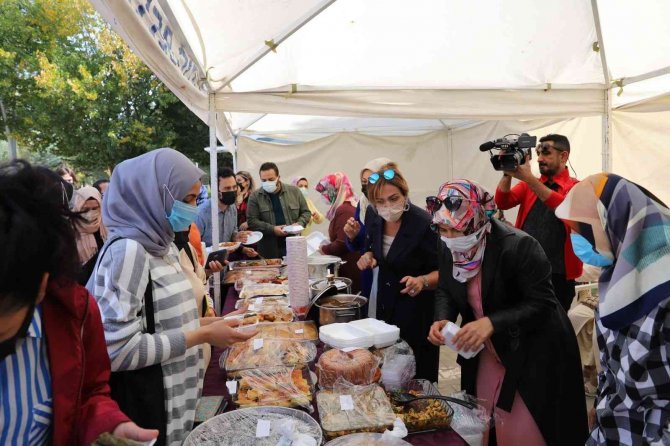 Elazığ’da Fırat Üniversitesi Kadın Kolları Tarafından Hayır Çadırı Açıldı