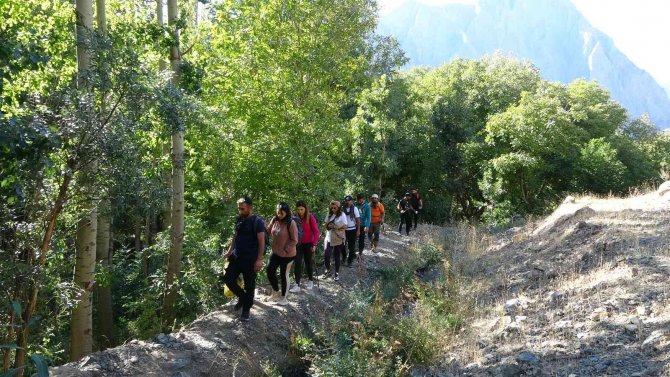 Yüksek Rakımlı Dağlarda Doğa Yürüyüşü Yaptılar