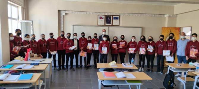 Esendere Belediyesi Sınırda Bulunan Öğrencilere Kitap Hediye Etti