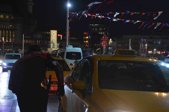Taksim’de Polisin Denetlediği Taksiciye Yoldan Geçen Kadından Küfürlü Tepki