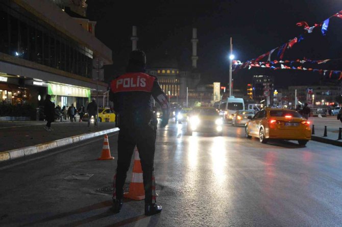 Taksim’de Polisin Denetlediği Taksiciye Yoldan Geçen Kadından Küfürlü Tepki