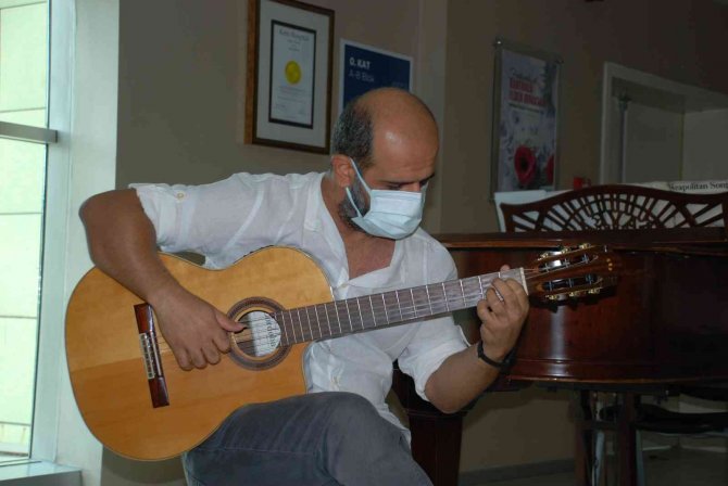 Meme Altı Bypass Ameliyatı Oldu, Gitar Çalarak Doktoruna Resital Verdi